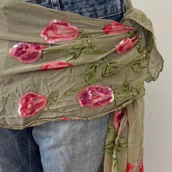 pink sequin rose scarf - Picture 3 of 5